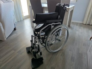 Silla de ruedas plegable con frenos de mano