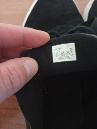 Zapatillas Vans Negras y Blancas