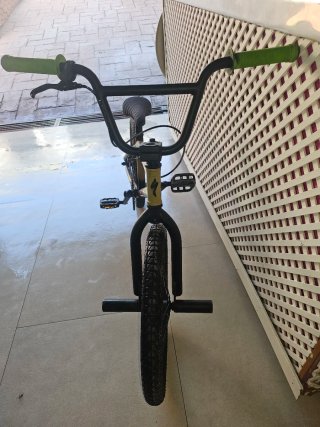 Bicicleta BMX amarilla specialized