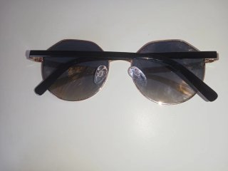 Gafas de sol octagonales negras y doradas