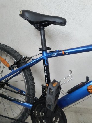 Bicicleta azul Decathlon