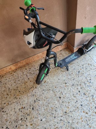 Patinete infantil negro y verde