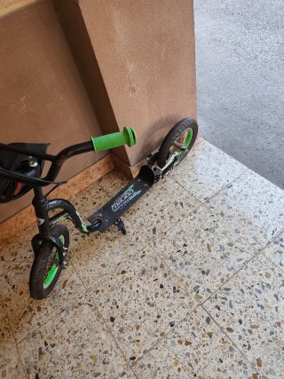 Patinete infantil negro y verde