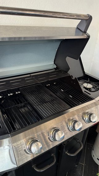 Barbacoa de gas negra casi nueva