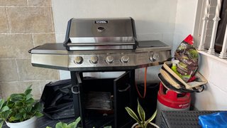 Barbacoa de gas negra casi nueva