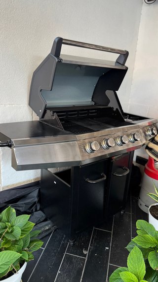Barbacoa de gas negra casi nueva