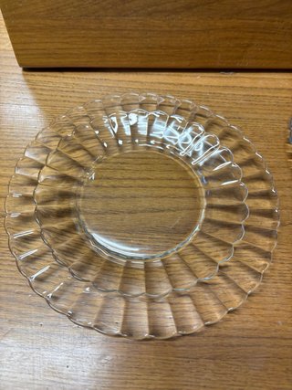 Tres platos de cristal con borde ondulado.