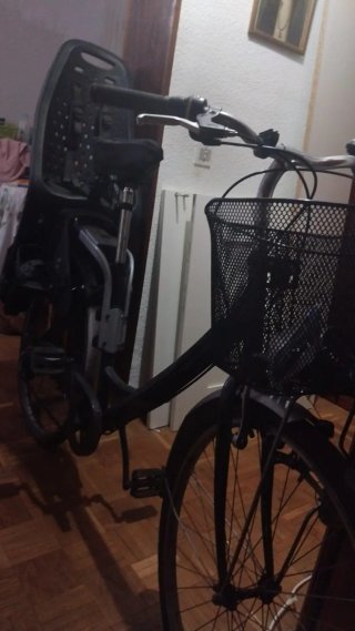 Bicicleta con silla para niño y cesta