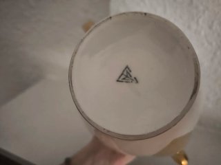 Tetera de porcelana dorada y blanca