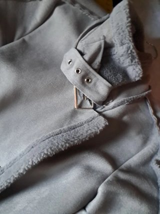 Abrigo gris el cabello
