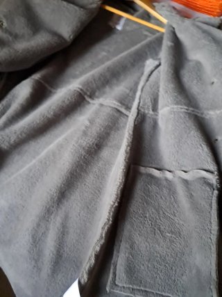 Abrigo gris el cabello