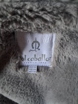 Abrigo gris el cabello
