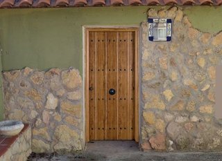 PUERTA EXTERIOR METÁLICA RUSTICA ROBLE CLAVOS