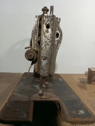 Máquina de coser antigua para decoración o piezas