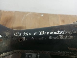 Máquina de coser antigua para decoración o piezas