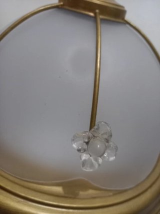 Lámpara de techo dorada y blanca