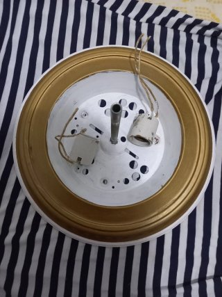 Lámpara de techo dorada y blanca