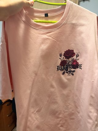 Camiseta rosa con rosas oscuras