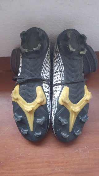 Botas de fútbol Nike negras y doradas