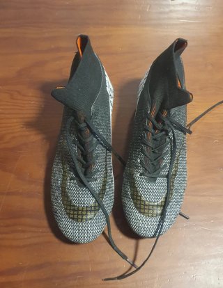 Botas de fútbol Nike negras y doradas