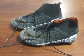 Botas de fútbol Nike negras y doradas