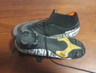 Botas de fútbol Nike negras y doradas