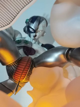 Soul Wing Trunks vs Mecha Frieza Figura 1/4