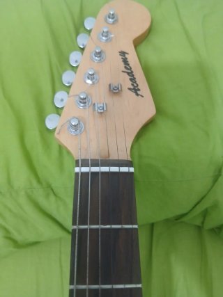 Guitarra Eléctrica Academy + Amplificador