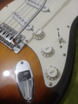 Guitarra Eléctrica Academy + Amplificador