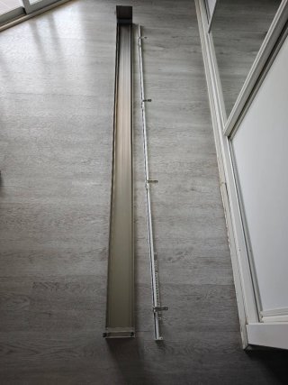 Galería de aluminio para cortinas con riel