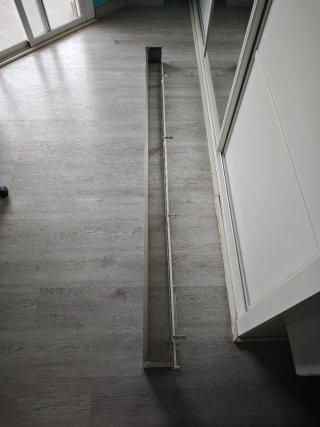 Galería de aluminio para cortinas con riel