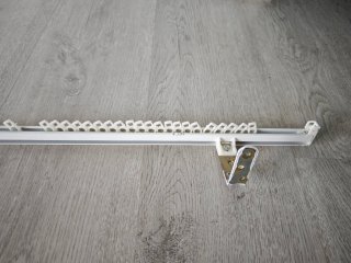 Galería de aluminio para cortinas con riel