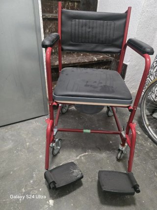 Silla de aseo con inodoro portatil para adultos