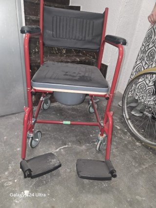 Silla de aseo con inodoro portatil para adultos