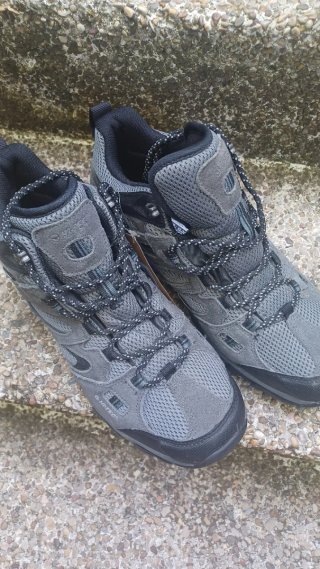 Botas de montaña Hi-Tec grises y negras