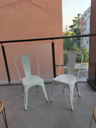 Sillas metálicas blancas (sin cojines )