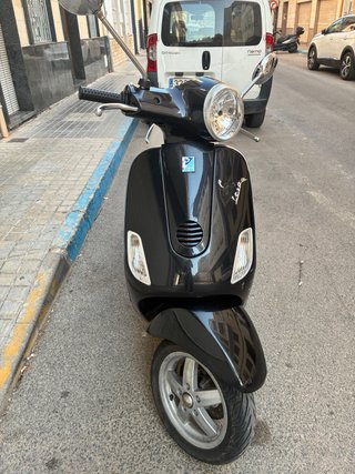 Vespa LX 125 Scooter Negra y Beige