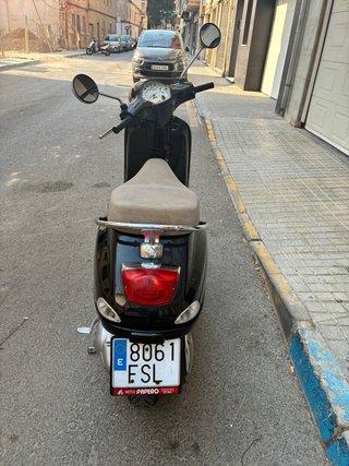 Vespa LX 125 Scooter Negra y Beige