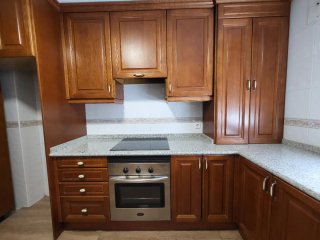 Cocina completa de madera con encimera de granito