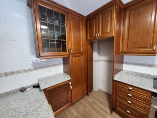 Cocina completa de madera con encimera de granito