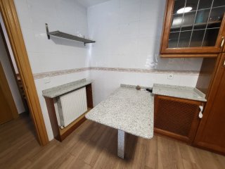 Cocina completa de madera con encimera de granito