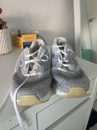 Zapatillas Skechers grises y blancas
