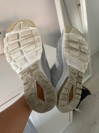 Zapatillas Skechers grises y blancas