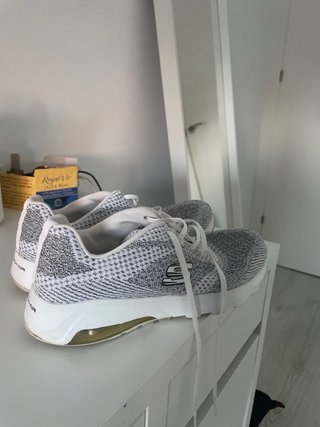 Zapatillas Skechers grises y blancas