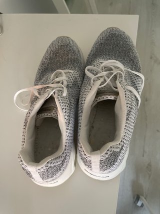 Zapatillas Skechers grises y blancas