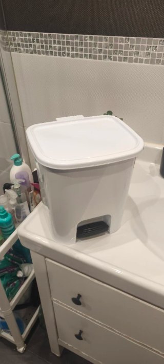 Papelera de baño blanca con pedal