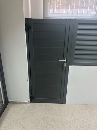 Puerta cancela gris