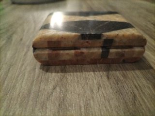 Piccola scatola in marmo beige e nero