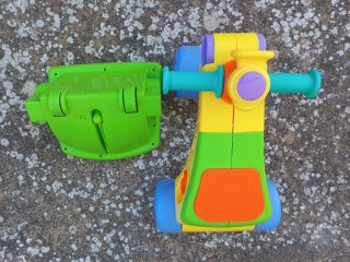 Triciclo / Andador Tomy con remolque
