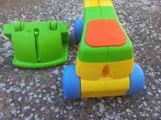 Triciclo / Andador Tomy con remolque